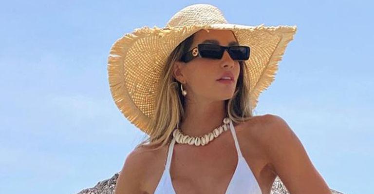 Ex-BBB Aline Gotschalg puxa a cordinha do biquíni branco e marido reage com ousadia: “Vem aqui”