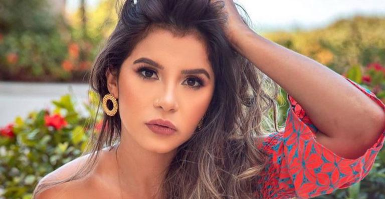 Ex-BBB Gizelly Bicalho expõe o colo ao aparecer com vestido sexy em cliques: “Perfeição”