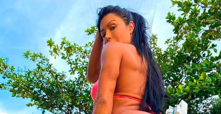 Gracyanne Barbosa apoia o bumbum gigante em rede na praia e ocupa a tela: “Corpo escultural”
