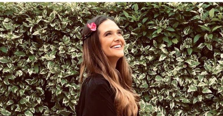 Juliana Paiva posa para clique e encanta web com espontaneidade: “Sempre transmitindo luz”