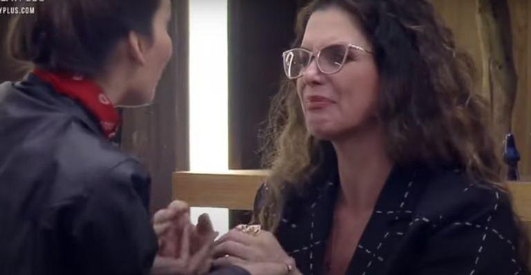 A Fazenda: Chorando, Luiza Ambiel desabafa após inúmeras brigas: “Tô muito triste”