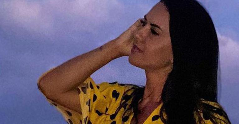 Noiva de Zezé di Camargo posa com look ousado em praia deserta e pernões roubam a cena: “Paz”