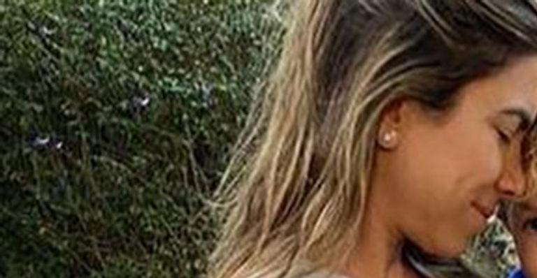 Patrícia Abravanel posa com Senor nos braços e cabelos loiríssimos roubam a cena: “Pequeno Príncipe”