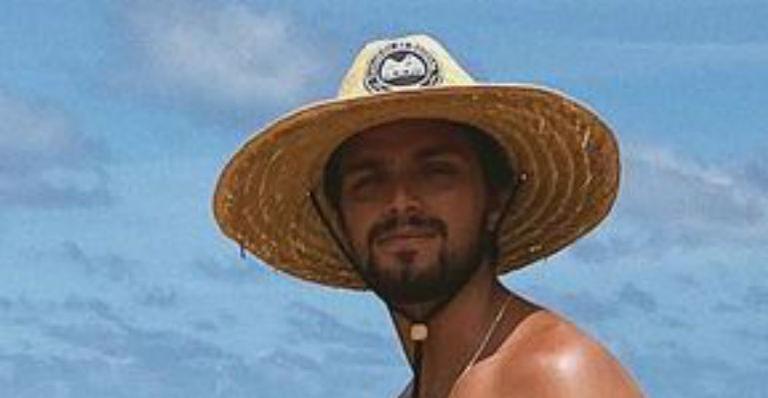 Rodrigo Simas ostenta físico impecável ao posar em cenário paradisíaco: “Meu namorado que me perdoe”
