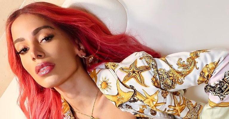 Luxo! Anitta elege look grifado avaliado em R$ 26 mil e arranca elogios da web: “Musa”