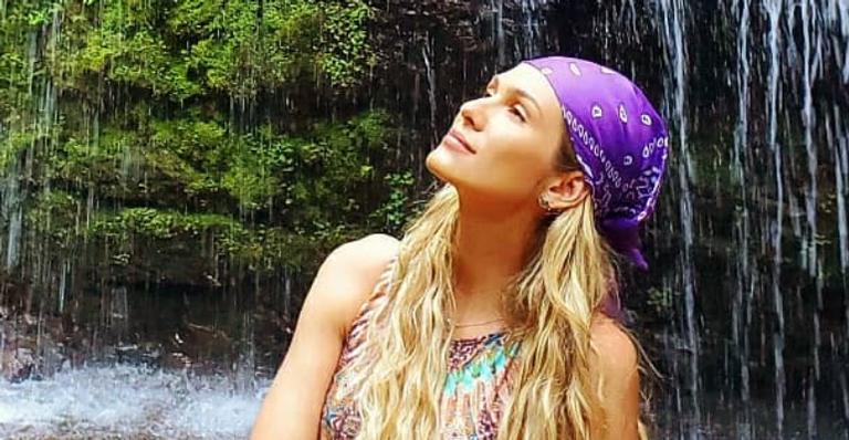 De biquíni, Lívia Andrade exibe pernões avantajados e faz reflexão após demissão: ”Novo começo”