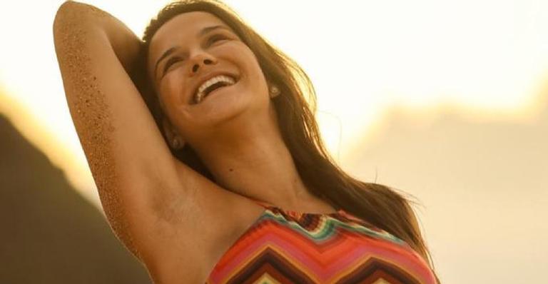 Em Noronha, esposa de Malvino Salvador exibe barrigão na reta final da gravidez  