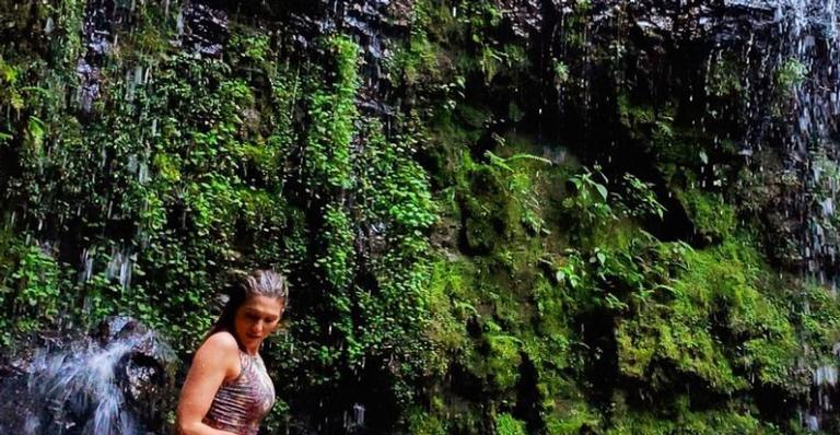 Lívia Andrade ostenta bumbum gigante em cenário paradisíaco: ”Natureza”