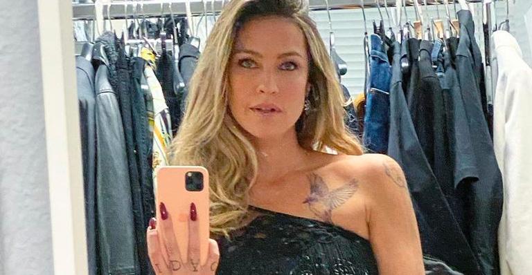 Luana Piovani faz cruzada de pernas fatal com microvestido e seguidores aprovam: “Põe as de 27 no bolso”