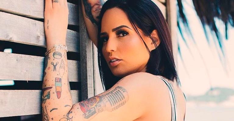 Perlla posa com micro shortinho e mostra cinturinha e pernões: “Nem parece que é mãe de duas”