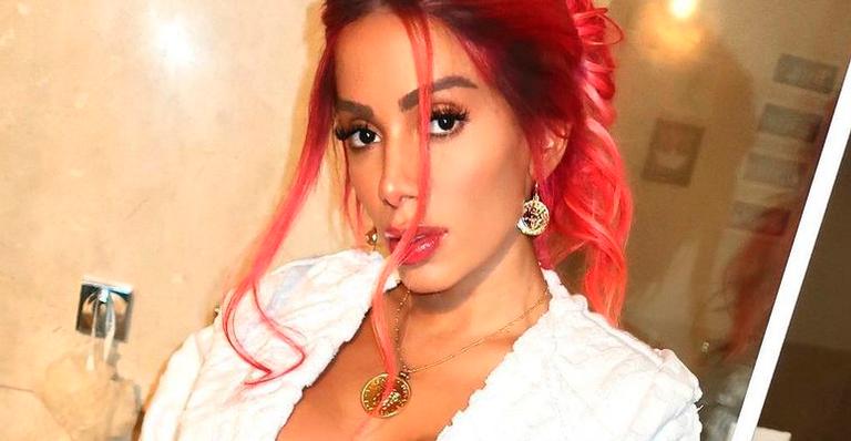 Sem nada por baixo, Anitta posa de roupão e abre modelito até o umbigo: “Talentosa e linda”