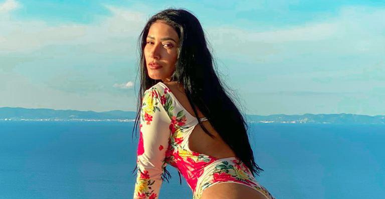 Uau! Simaria empina bumbum em viagem à Espanha e causa na web com clique provocante: “Perfeita”