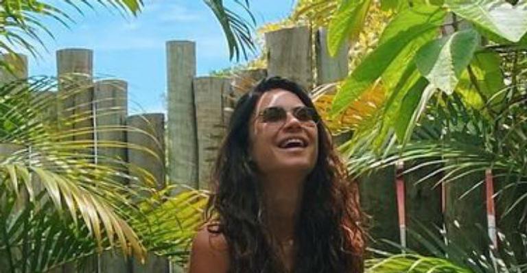 Thaila Ayala exibe corpo invejável ao se refrescar em ofurô: “Que lugar e sorriso lindo”