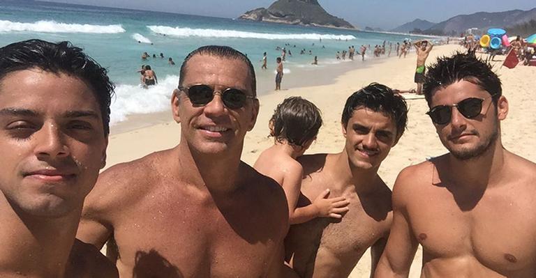 Tanto faz? Bruno Gissoni, Rodrigo Simas e Felipe Simas posam descamisados e impressionam web
