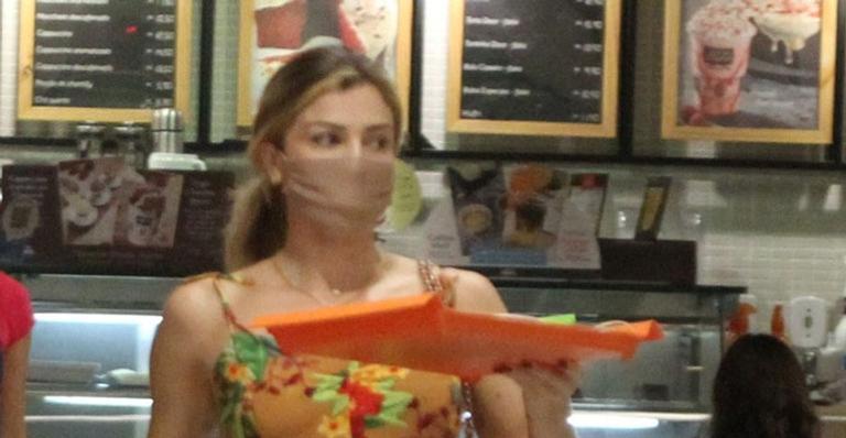 Com a filha, Grazi Massafera é flagrada em momento simples jantando na praça de alimentação de um shopping