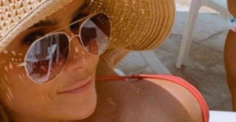 Saradíssima, Deborah Secco ostenta abdômen sequinho de biquíni ao pegar piscina com Maria Flor