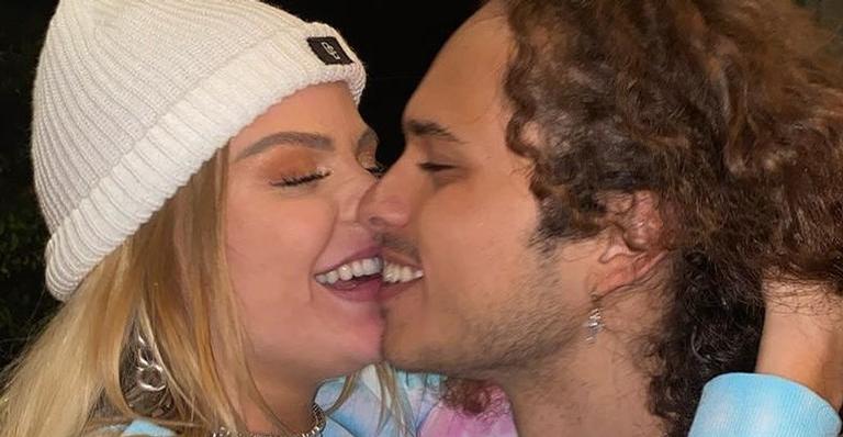 Luísa Sonza ensina Vitão a usar calça corretamente após cantor mostrar demais: “Deu tudo certo”