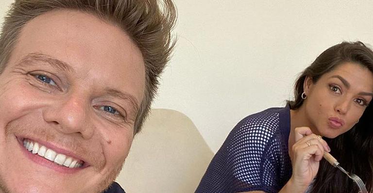 Michel Teló e Thais Fersoza aparecem durante almoço simples e sem glamour: “Casal marmiteiro”
