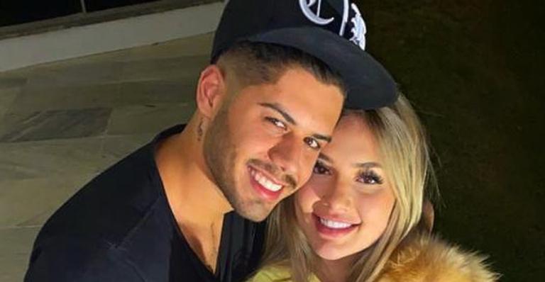 Zé Felipe beija muito a barriguinha na namorada grávida e se emociona: ”Amo demais”