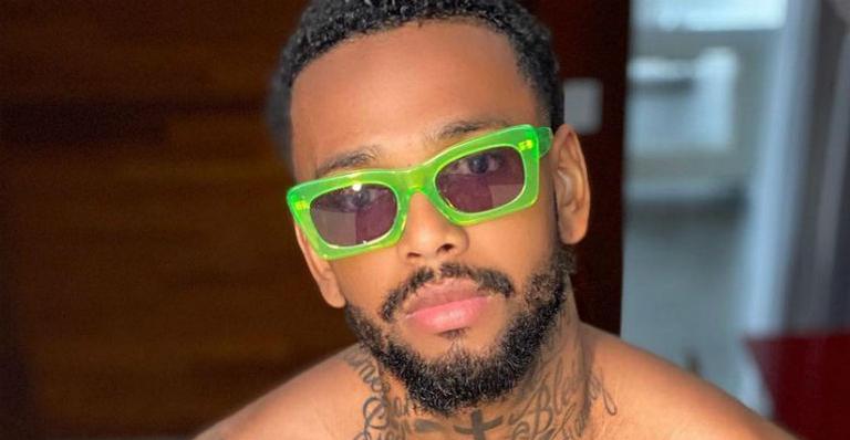 Após polêmica, Nego do Borel surge sem camisa em clique e ostenta shape trincado: “Ainda não apagou foto com Anitta?”