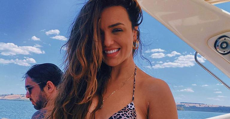 Em iate de luxo, ex-BBB Rafa Kalimann posa com biquíni mínimo e fãs elogiam: “Espetáculo de mulher”