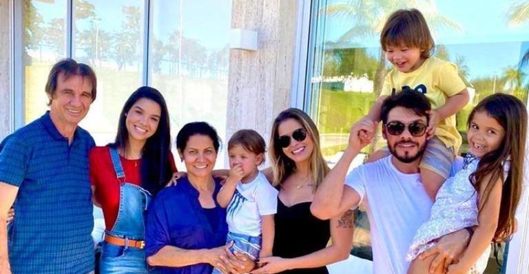 Andressa Suita posa com a família e irmão alfineta Gusttavo Lima: ”Mesmo que mundo desabe”