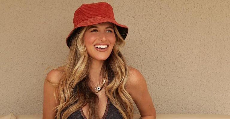 Grávida, esposa de Lucas Lucco se surpreende com tamanho da barriga: “Única calça que serve”