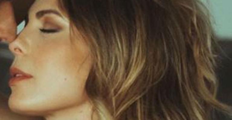 Ousada! Sheila Mello surge só de toalha em clique quente com o namorado: “Tudo encaixa”