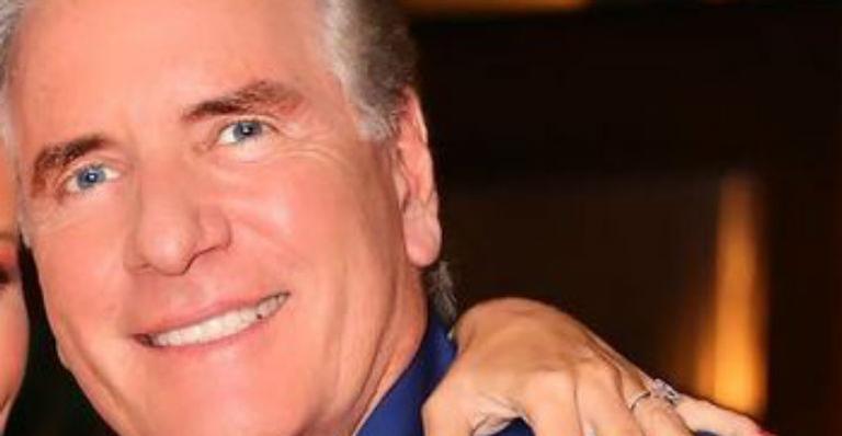 Roberto Justus posa ao lado de esposa que usa look grifado justíssimo e web compara: “Ken e Barbie”