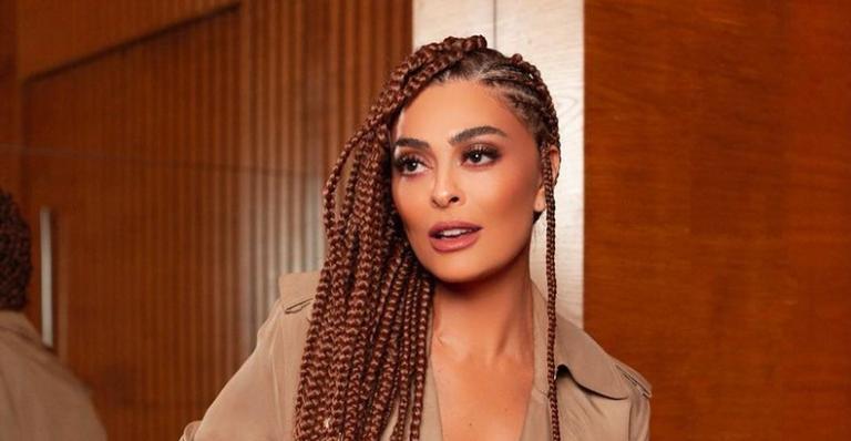 Cheia de estilo, Juliana Paes arrasa com decote e pernas torneadas à mostra: ”Que mulher”