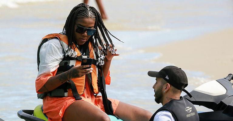 Ê vidão! Ludmilla toma cervejinha, anda de jet ski e é paparicada pelos fãs na beira da praia