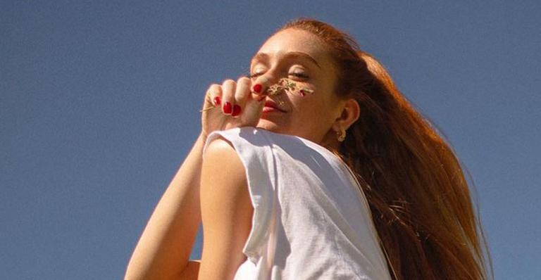 Marina Ruy Barbosa posa ao natural com look básico e barriga trincada rouba a cena: “Perfeita”