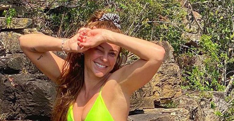 Paolla Oliveira posa de biquíni neon e dá close na virilha sarada: “Não é uma mulher, é um monumento”