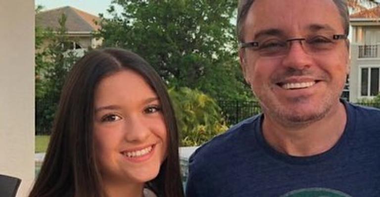 Tá rolando! Filha gêmea de Gugu Liberato posa coladinha no namorado e troca declarações de amor