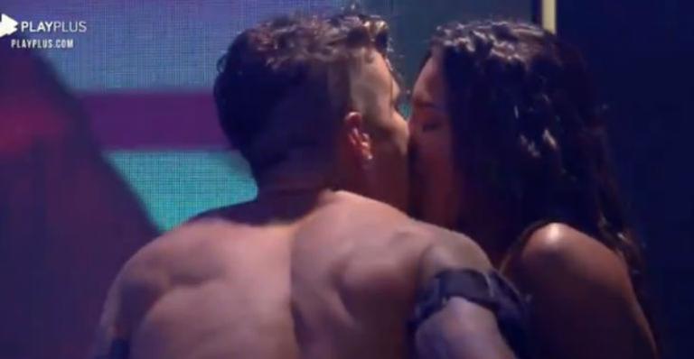 A Fazenda: Após longa conversa franca, Biel e Tays trocam beijos em festa
