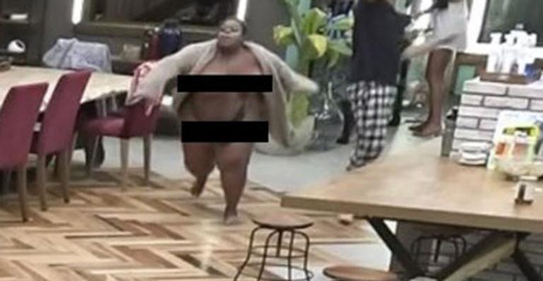 A Fazenda: Jojo Todynho tira a roupa, corre nua pela casa e protagoniza momento ousado