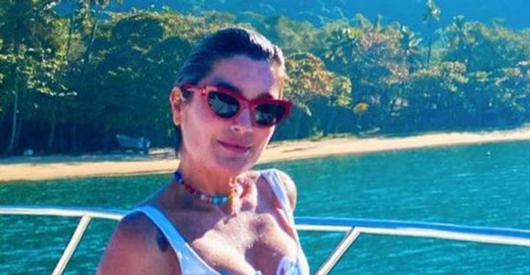 Aos 46 anos, Flávia Alessandra posa de maiô branco em iate e pernões roubam a cena: “Inexplicável”
