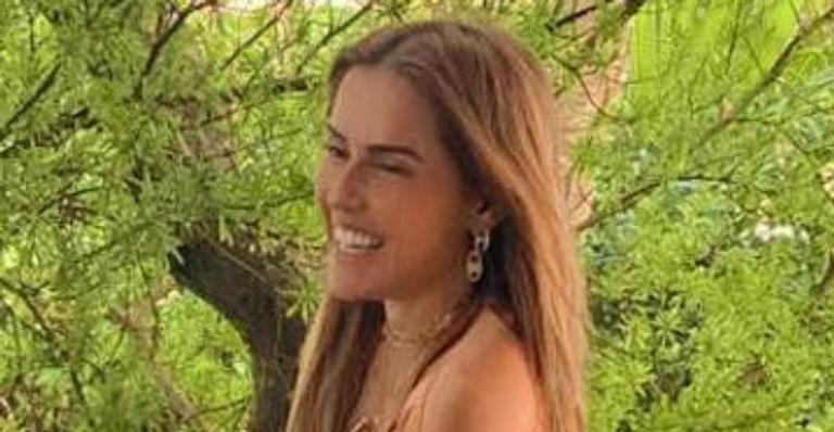 Deborah Secco se apoia em árvore e exibe sua beleza singular em clique de biquíni: “Meus olhos não estão acostumados”
