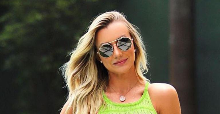 Esposa de Roberto Justus posa com vestido sereia e bolsa de grife na piscina de sua mansão: “Pronta”