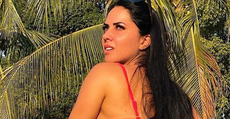 Noiva empina o bumbum de shortinho jeans e Zezé di Camargo não se contém: “Um privilégio”
