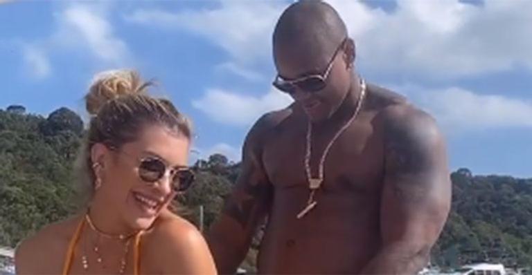 Leo Santana e Lore Improtta se empolgam e protagonizam momento quente: “Tô presa nesse vídeo”