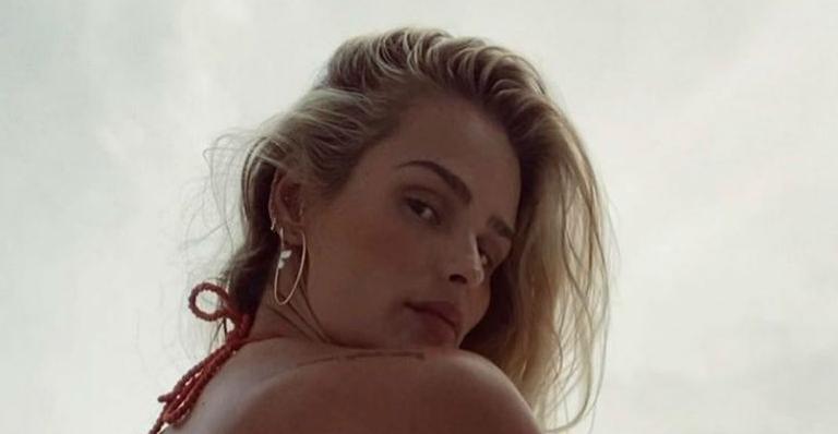 Ousada! Yasmin Brunet causa ao publicar foto quente de biquíni e exibir tatuagem indiscreta: “Sem condições”