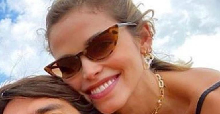 Apaixonada, Carol Dias posa sorridente com Kaká em clique romântico e encanta: “Que foto linda”