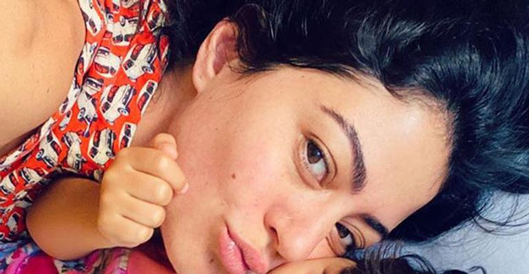 Carol Castro mostra a filha em momento controverso e pede que fãs não julguem: “Ela precisa de suporte”
