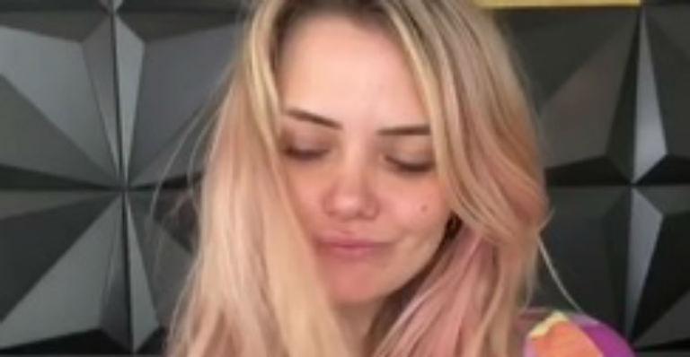Ex- BBB Marcela Mc Gowan deu adeus aos longos fios rosas e surgiu com novo visual: “Estou é no chão”