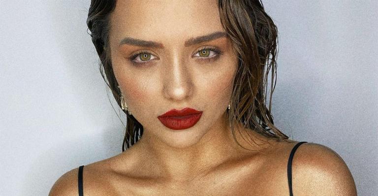 Poderosa! Rafa Kalimann abusa do batom vermelho e surge com decote profundo: “Que mulher, meus amigos”