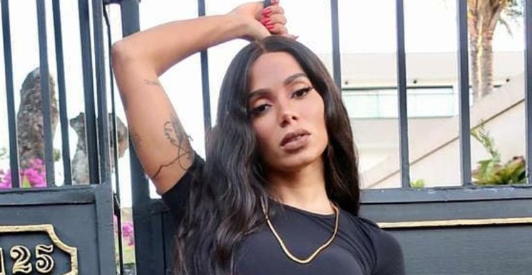 Anitta deixa parte dos seios à mostra em look completamente grifado e trava web: ”Mulherão!”