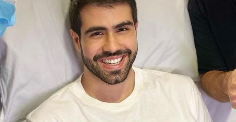 Após tumor removido, Juliano Laham posa no hospital e agradece: ”Eu renasci”