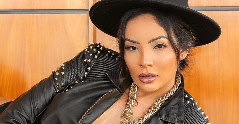 Carol Nakamura dispensa sutiã, deixa jaqueta aberta no limite e quase mostra demais: ”Gostosa!”