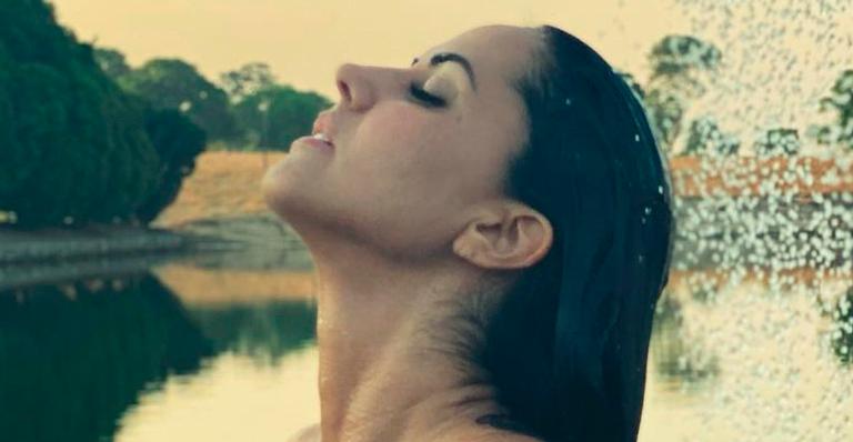 Noiva de Zezé di Camargo, Graciele Lacerda toma banho ao ar livre e cinturinha rouba a cena: “Não precisa de retoque”